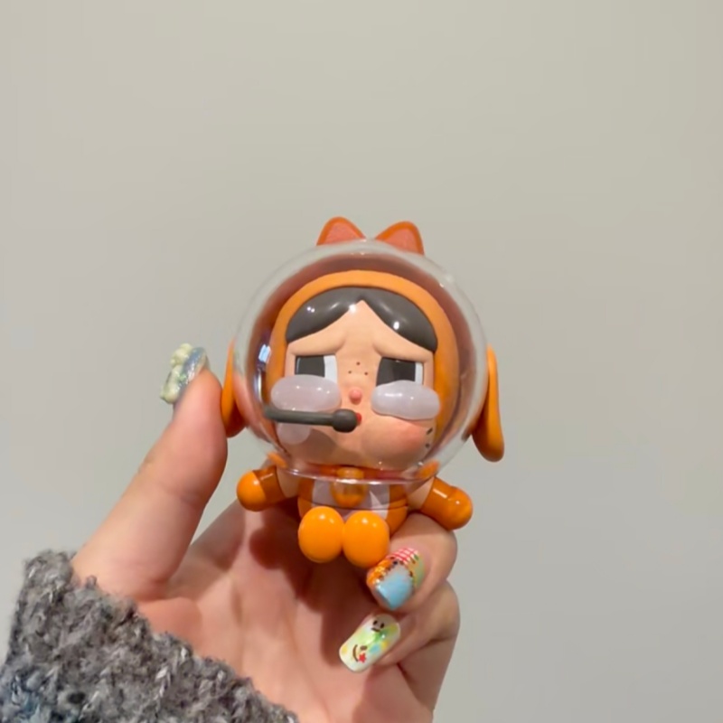 Genuine Popmart Crybaby Space  - Model Kit Figures recension och pris